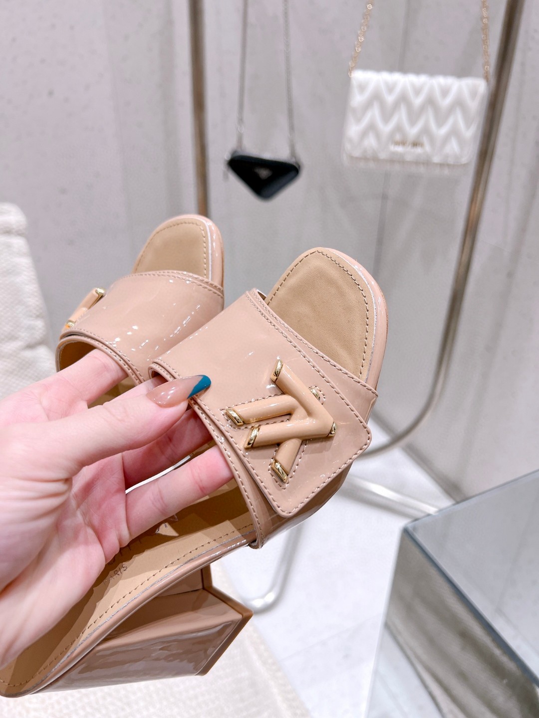 L0vis Vvtt0n Shake Mule Beige For Women