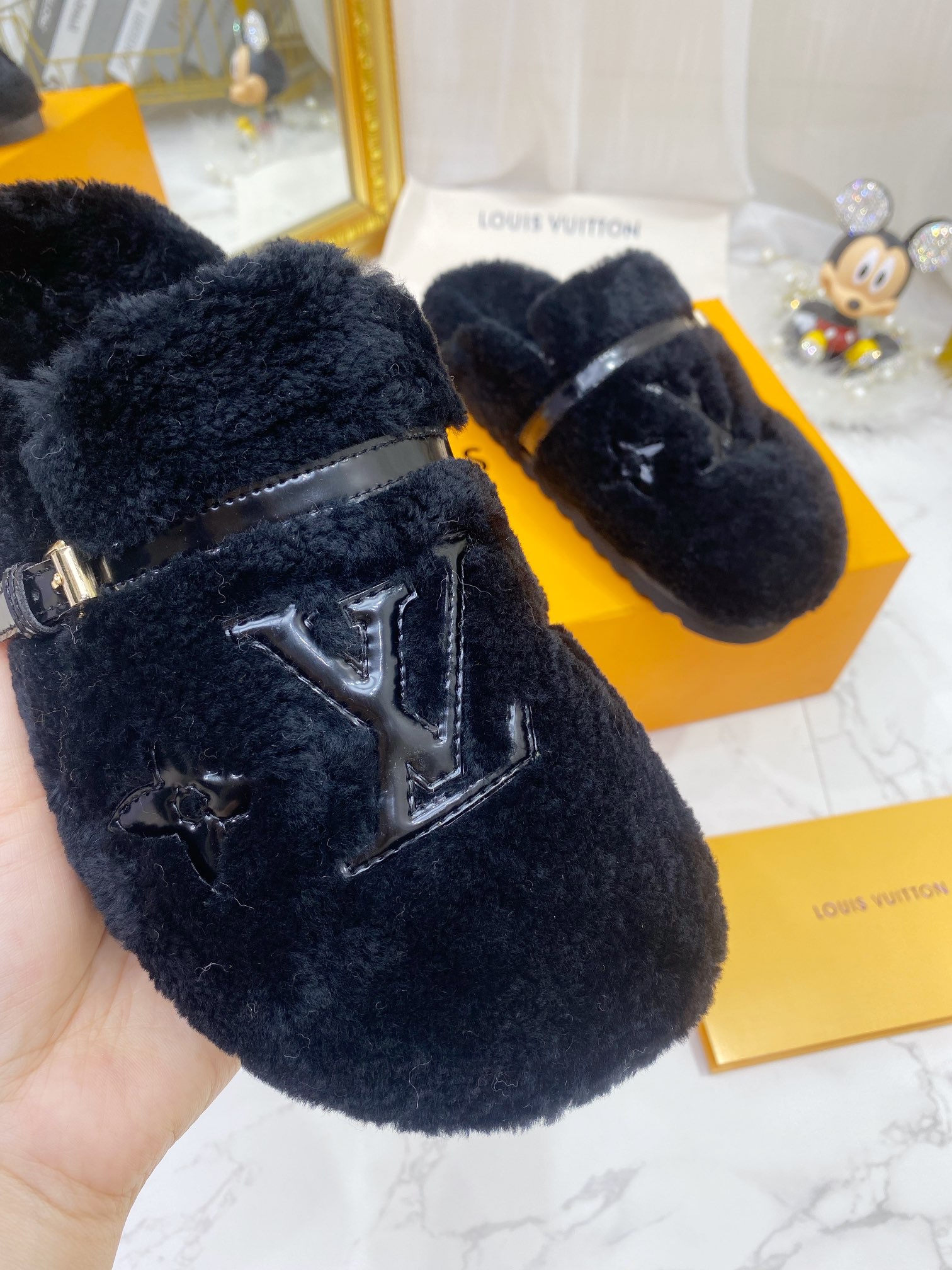 L0vis Vvtt0n Women’s Winterbreak Flat Comfort Mule Dark Blue For Women LV