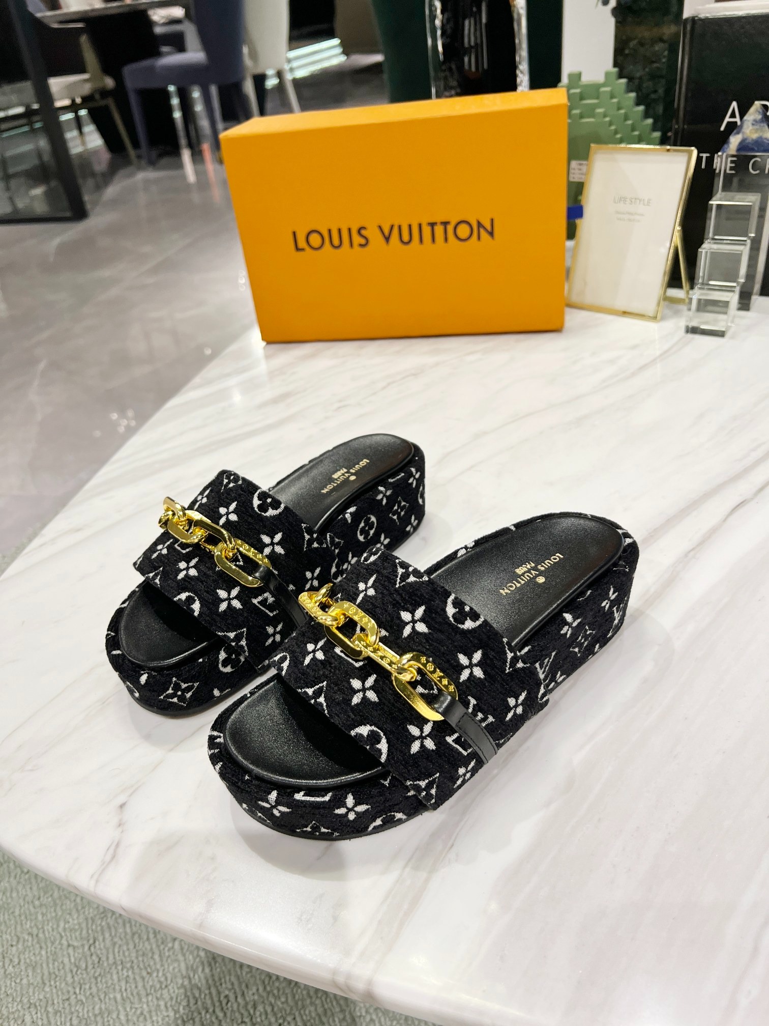L0vis Vvtt0n Jumbo Flatform Mule Black For Women LV