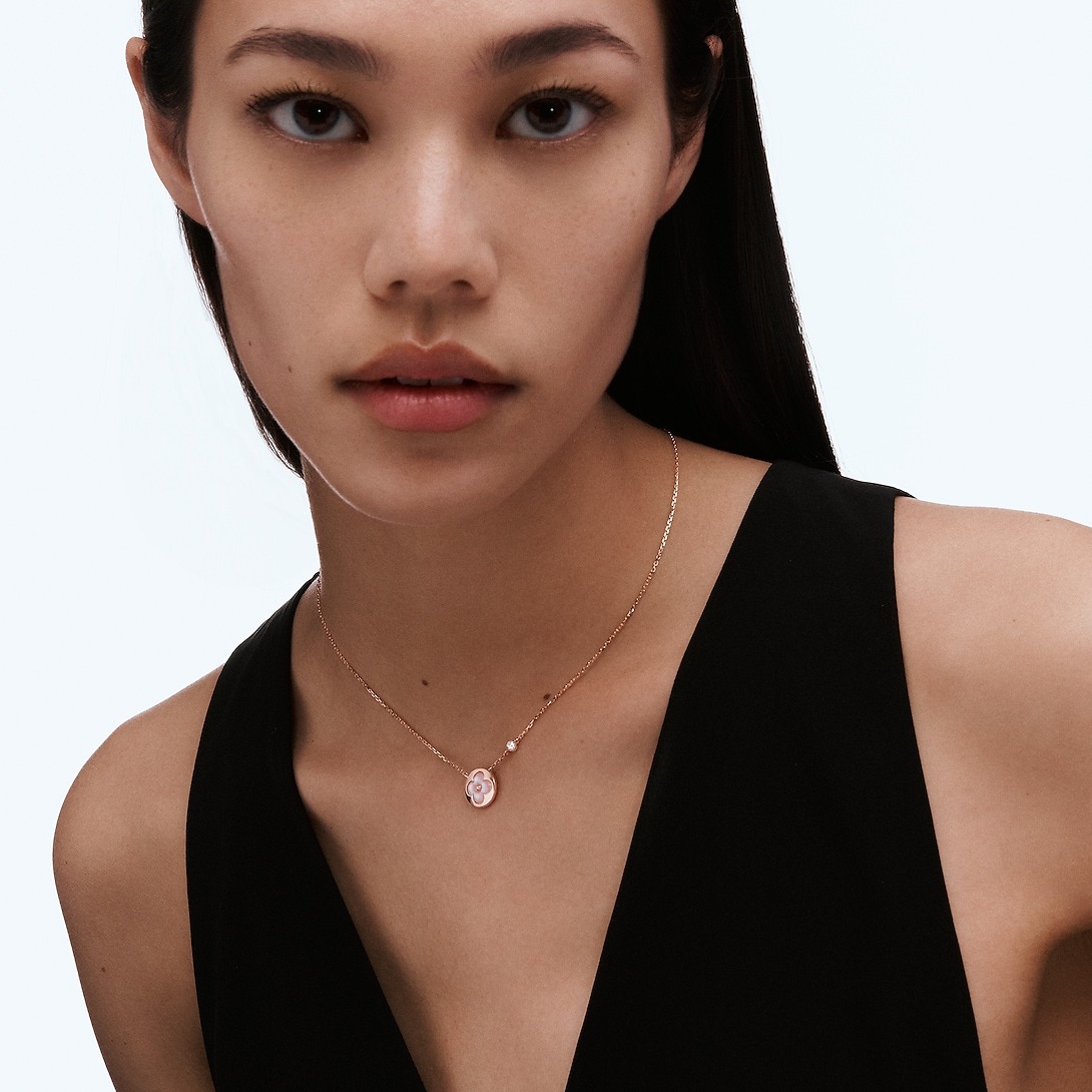 L0vis Vvtt0n Color Blossom BB Sun Pendant Necklace Pink-Toned For Women Q03789