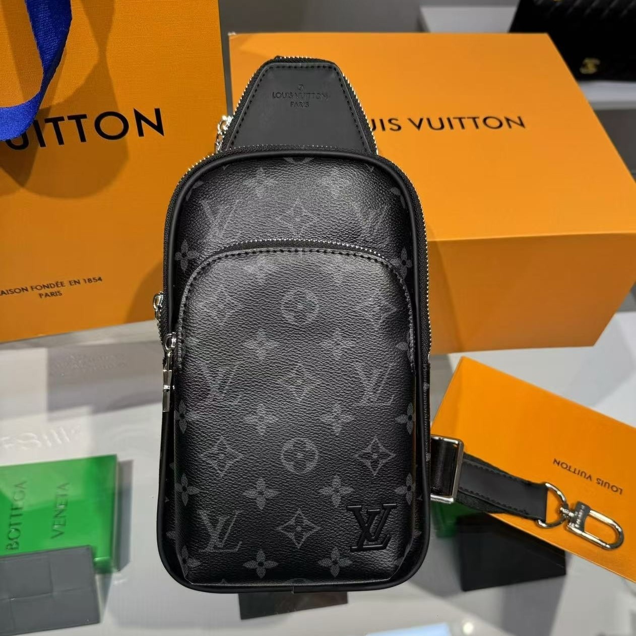 L0vis Vvtt0n Avenue NM Slingbag Black For Men 31cm/12.2in