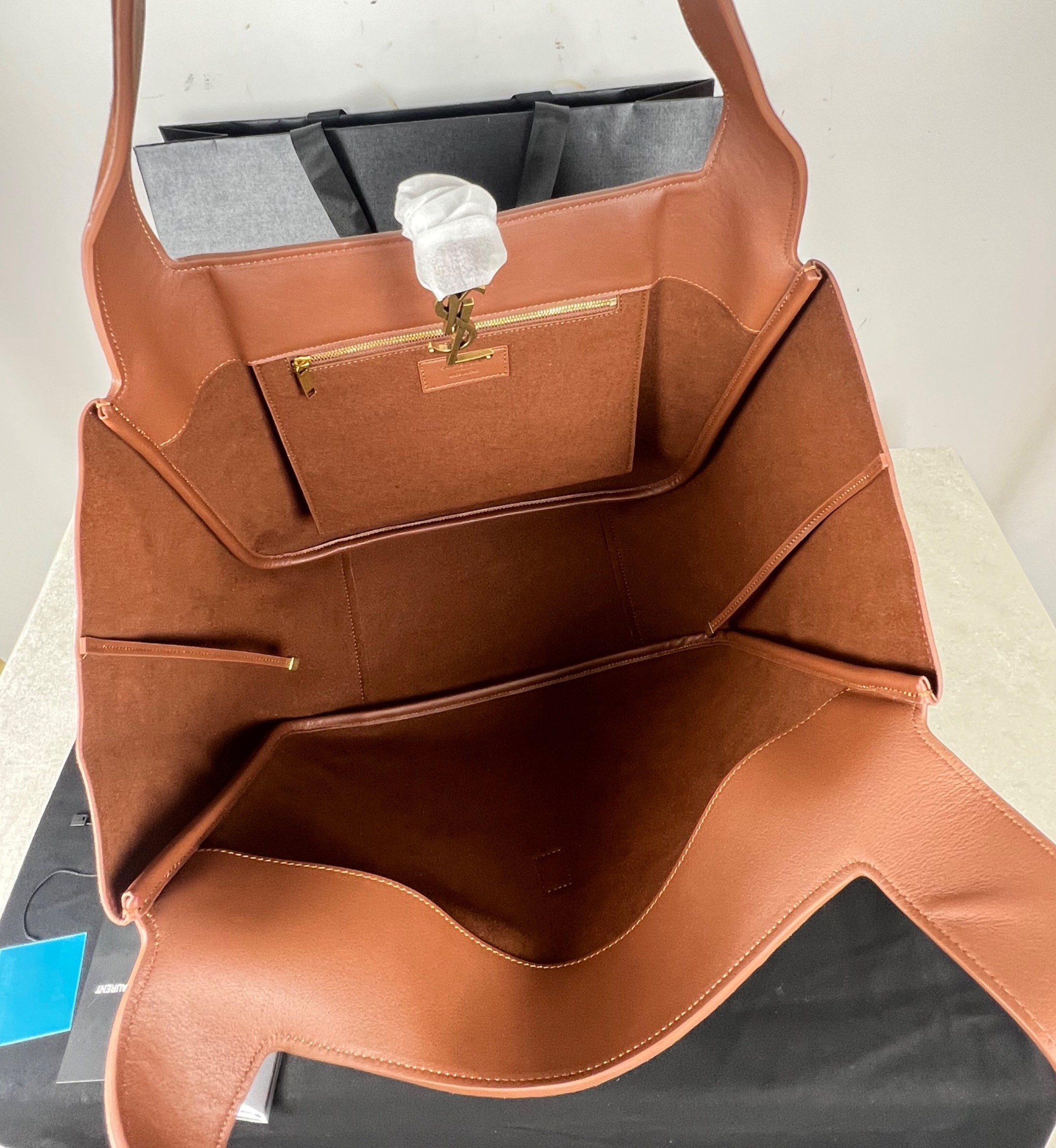 [True-to-ORIGINAL] Sa1nt Lau*nt LE 5 À 7 Bea In Suede Caramel Cognac For Women 50cm/19.7in 763435008IW2885