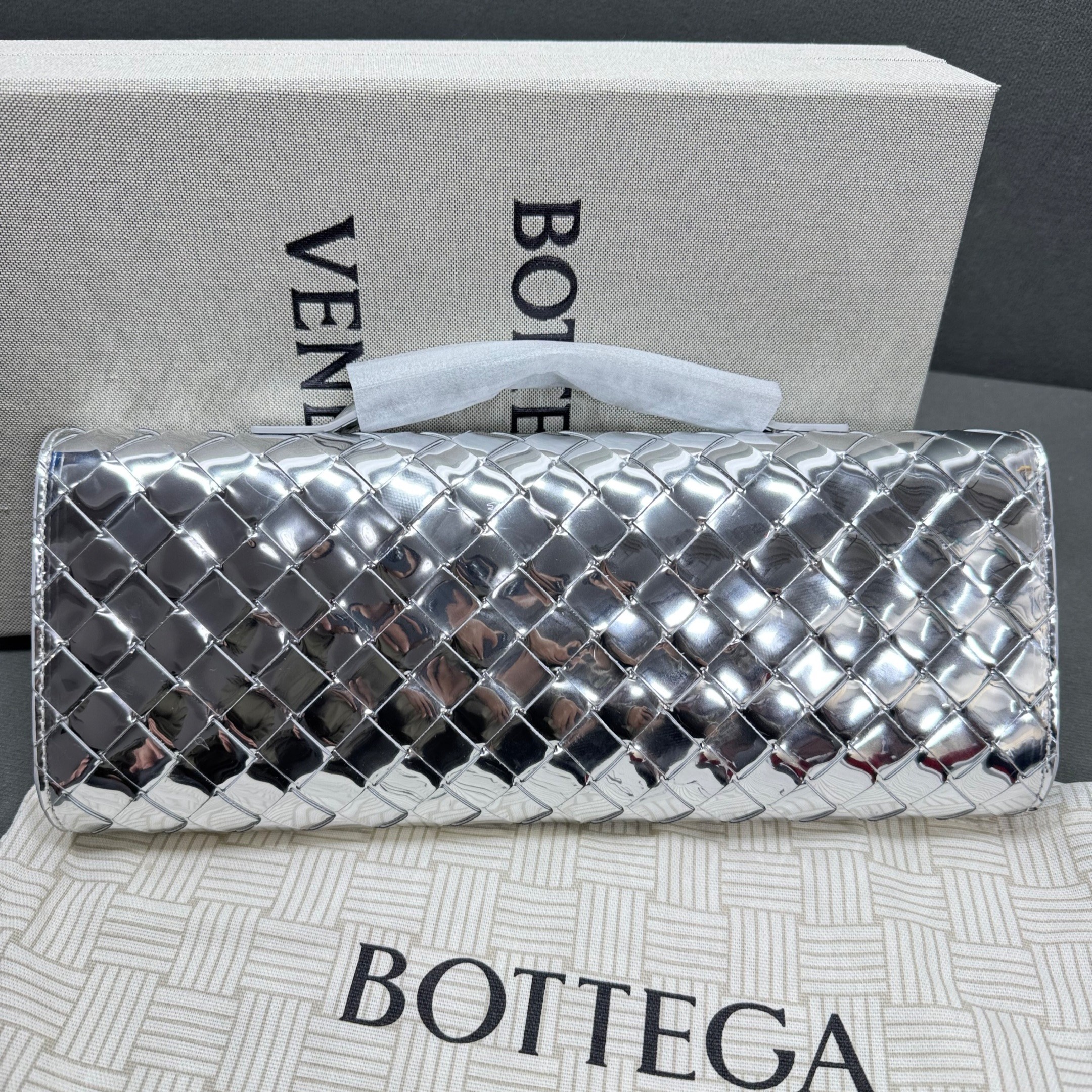 B0tt*ga Ven*ta Andiamo Clutch 12.2in/ 31cm Silver Metallic Silver Hardware For Women