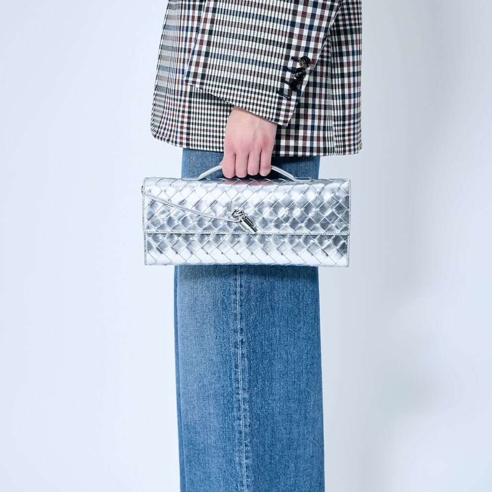 B0tt*ga Ven*ta Andiamo Clutch 12.2in/ 31cm Silver Metallic Silver Hardware For Women