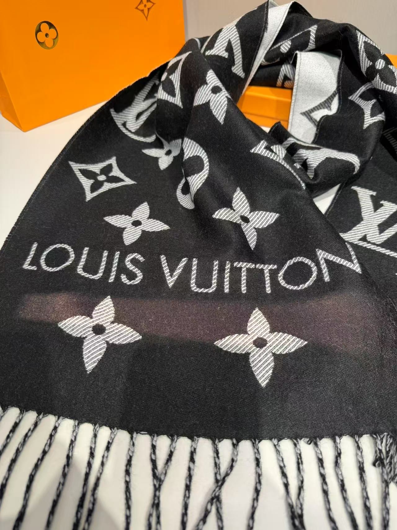 L0vis Vvtt0n LV Essential Scarf Black For Women