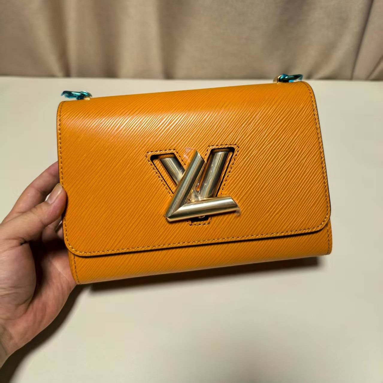 L0vis Vvtt0n Twist MM Epi Gold Miel Brown For Women, Women’s Bags, Shoulder And Crossbody Bags 9.1in/23cm LV M59686