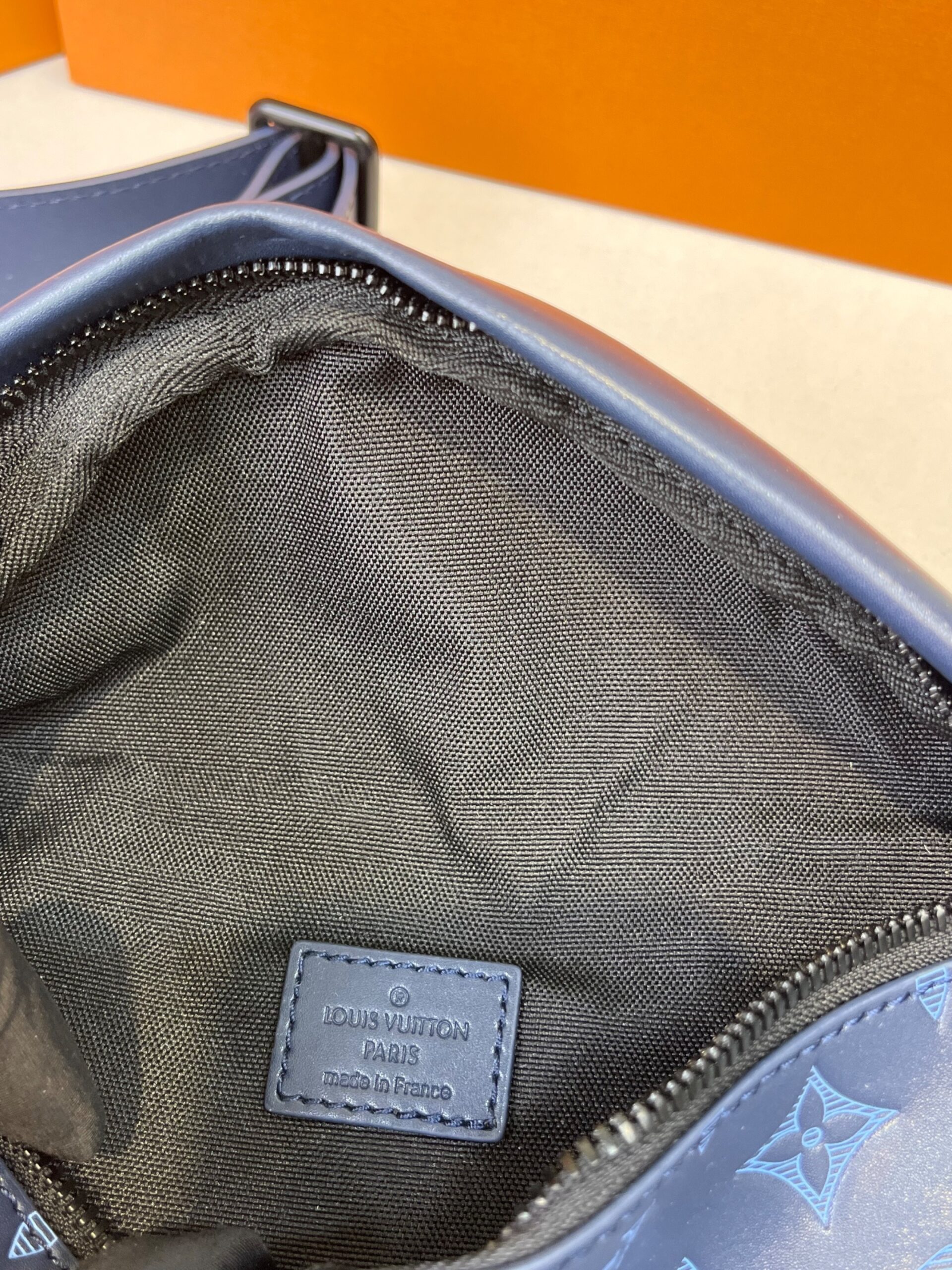 L0vis Vvtt0n Discovery Bumbag PM Monogram Shadow Navy Blue For Men, Men’s Belt Bags 17.3in/44cm LV M45729