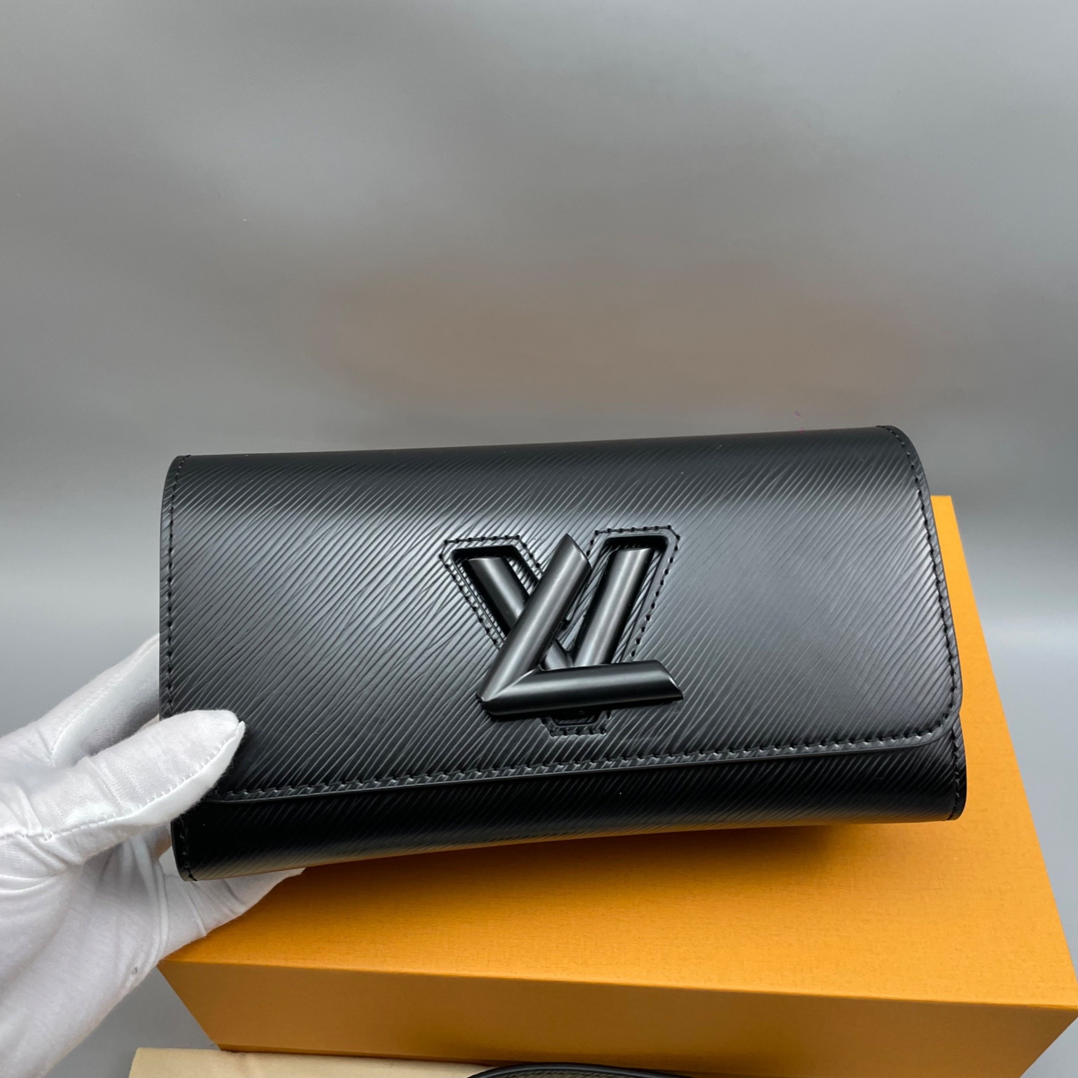 L0vis Vvtt0n Twist West Black For Women 24cm/9.3in – M25336