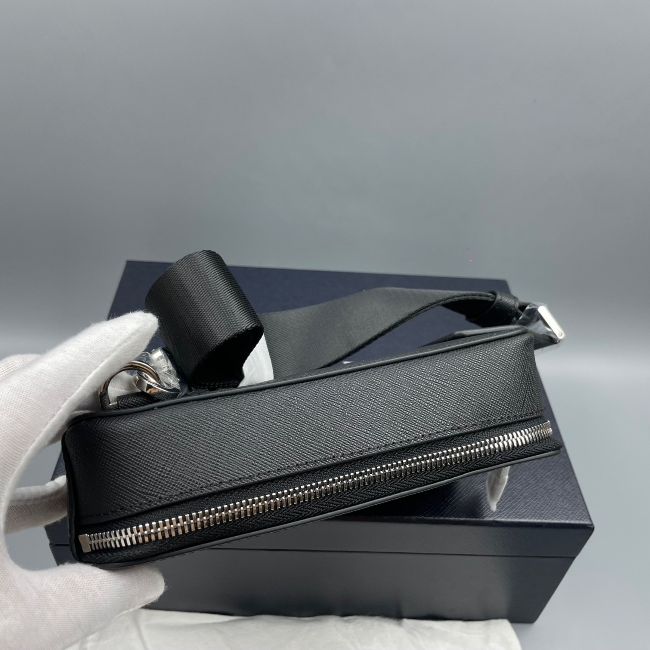 [True-to-ORIGINAL] Pra*a Leather Shoulder Bag Black For Men 5.5in/14cm 2VZ106_9Z2_F0002_V_OOO