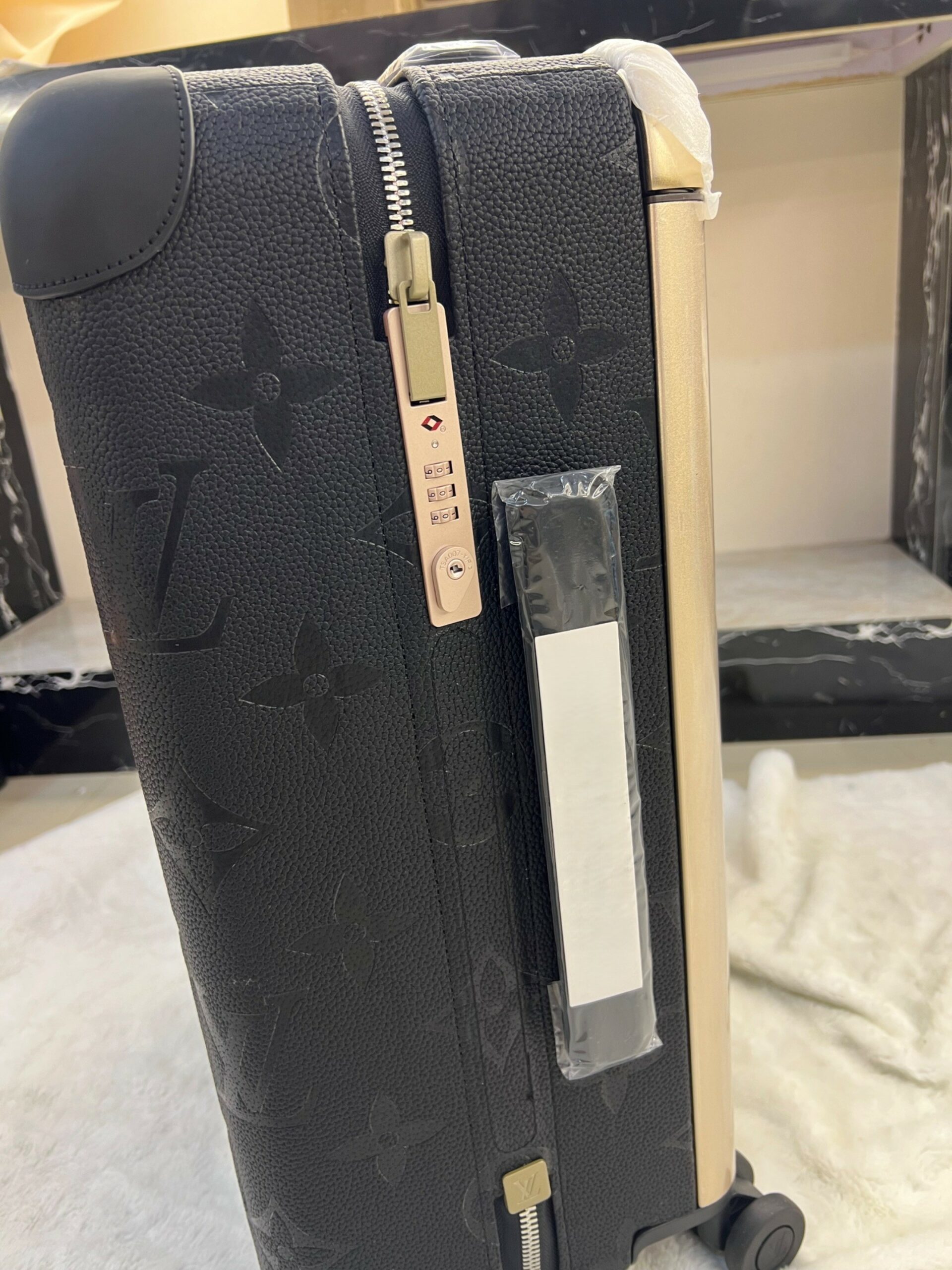 L0vis Vvtt0n Horizon 55 Suitcase Bag Black 21.7in/55cm M46115