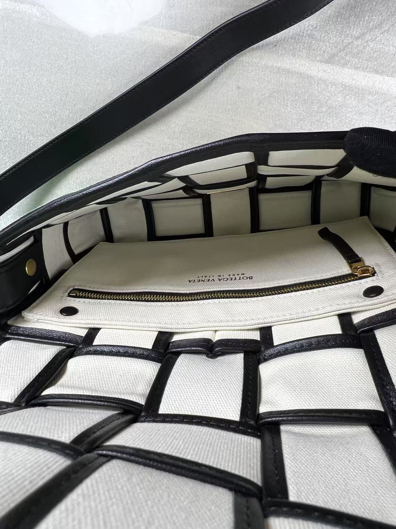 [True-to-ORIGINAL] B0tt*ga Ven*ta Padded Cassette Beige And Black, For Women, Women’s Bags 10.2in/26cm 710210V2AJ19811