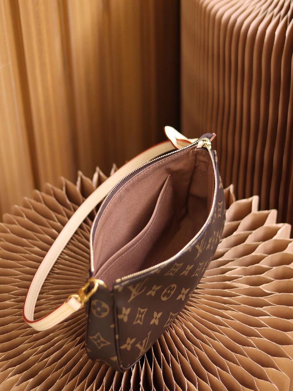 L0vis Vvtt0n Pochette Accessoires Brown For Women 23.5cm / 9.3in M40712