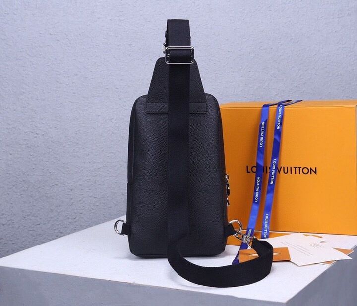 L0vis Vvtt0n Avenue Sling Bag Taiga Black For Men, Men’s Bags, Messenger And Crossbody Bags 12.2in/31cm LV M30443