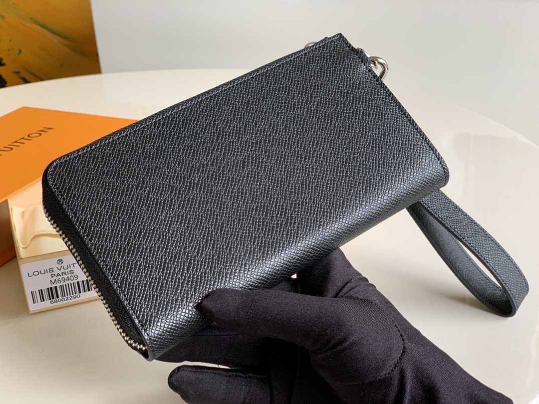 L0vis Vvtt0n Zippy Dragonne Wallet Taiga Black For Men, Men’s Wallet 19cm LV M69409