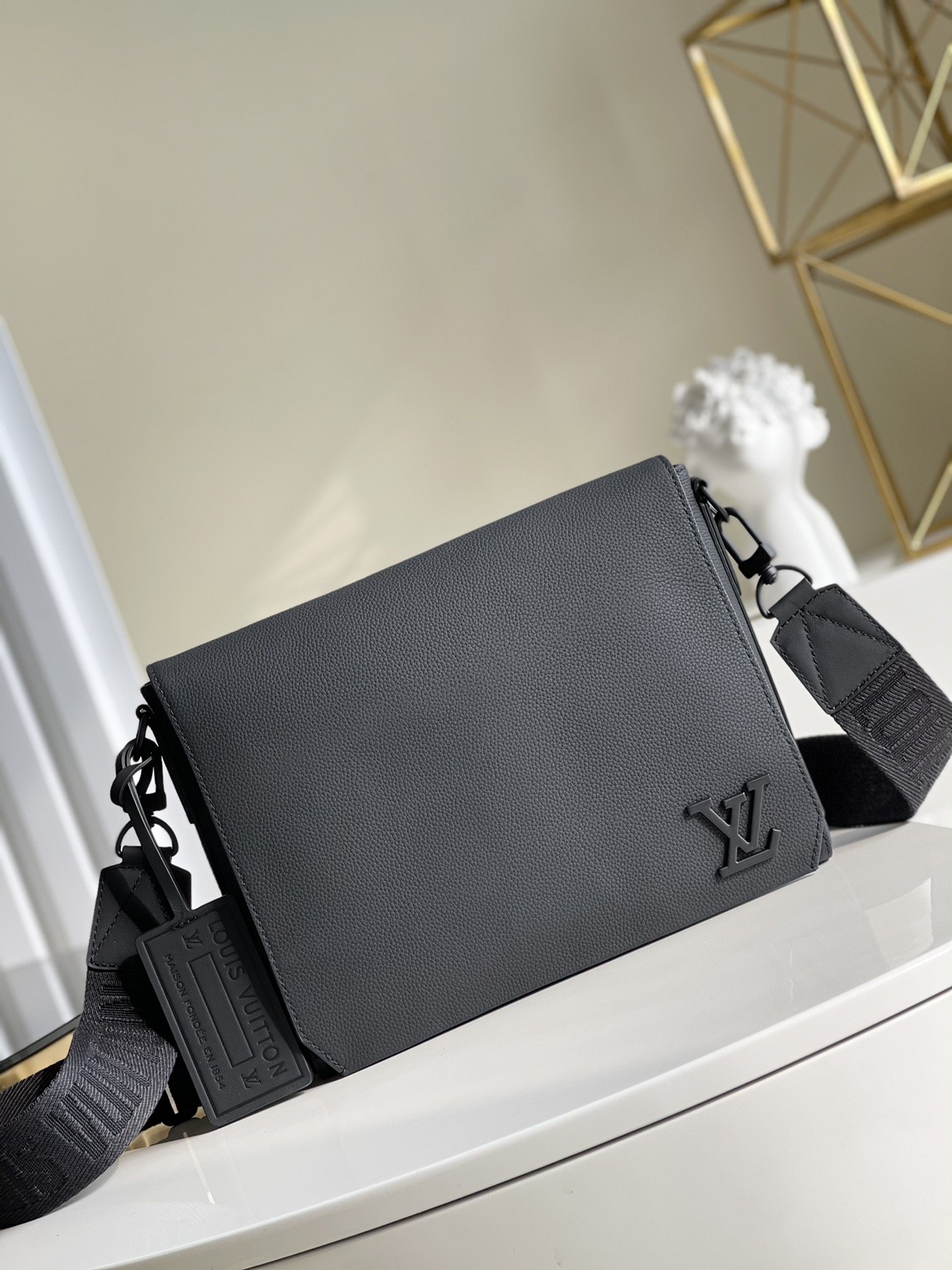 L0vis Vvtt0n Messenger Grain Black For Men, Men’s Bags, Shoulder And Crossbody Bags 11in/28cm LV M57080
