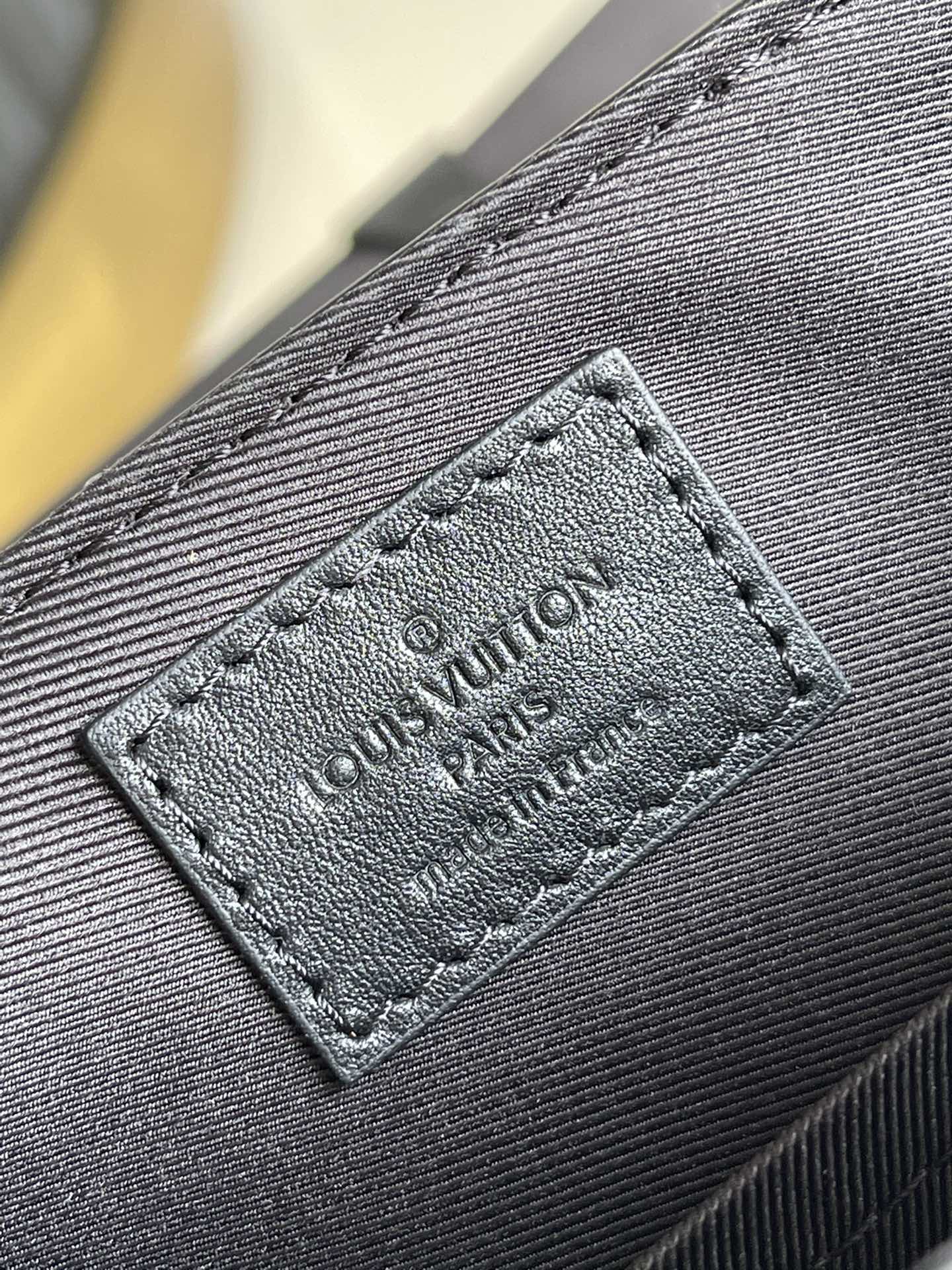 L0vis Vvtt0n Trunk Messenger Taurillon Monogram Black For Men, Men’s Bags, Shoulder And Crossbody Bags 9.4in/21cm LV M57726