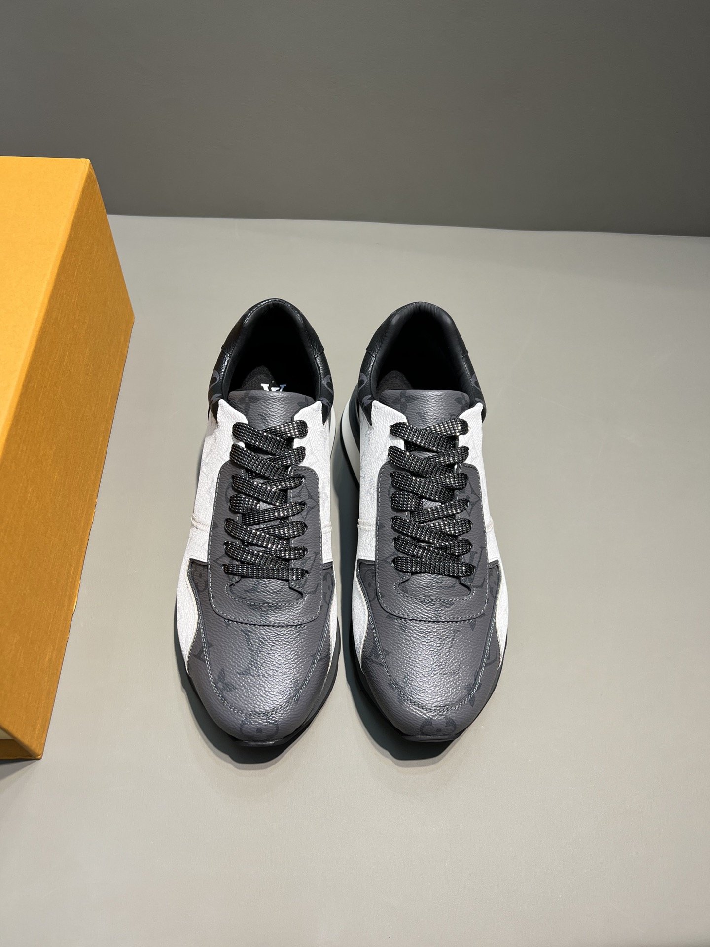 L0vis Vvtt0n Run Away Sneaker Monogram Canvas Black/White/Grey For Men LV