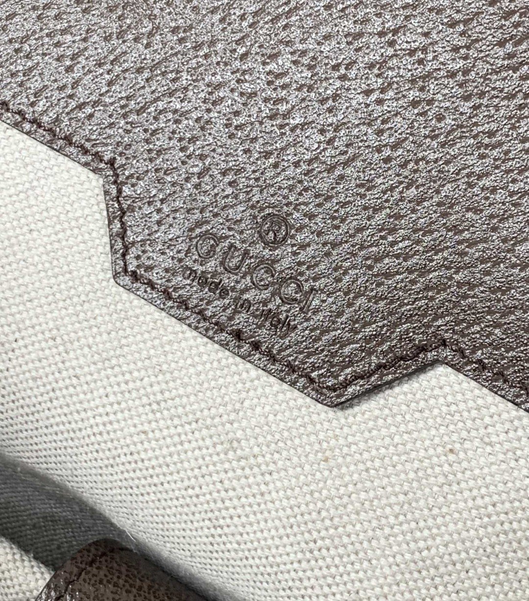 [True-to-ORIGINAL] Gvc*1 Backpack With Jumbo GG Camel And Ebony For Men 16in/42cm – GG ‎678829 UKMEG 2569