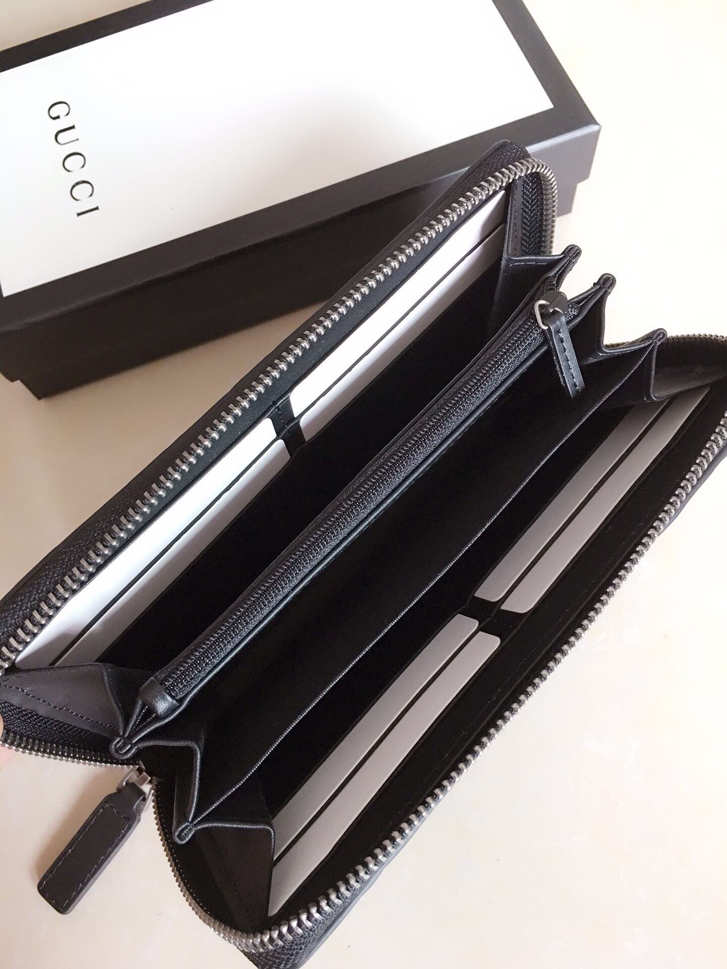 Gvc*1 Ophidia GG Zip Around Wallet Beige With Red and Dark Blue Stripes With Silver Hardware For Men 8in/19cm GG