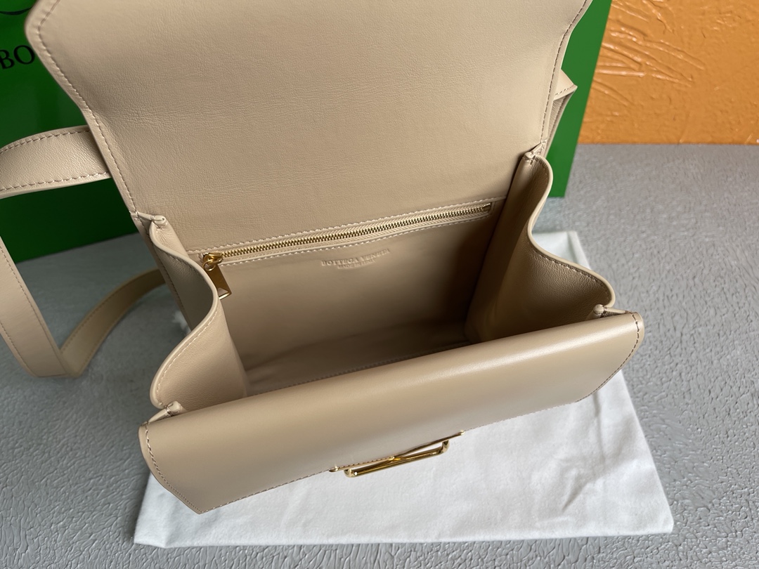 B0tt*ga Ven*ta Clip Bag Beige, For Women, Women’s Bags 9in/23cm