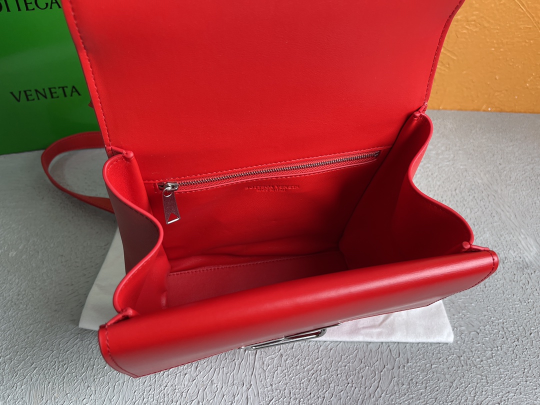 B0tt*ga Ven*ta Clip Bag Red, For Women, Women’s Bags 9in/23cm