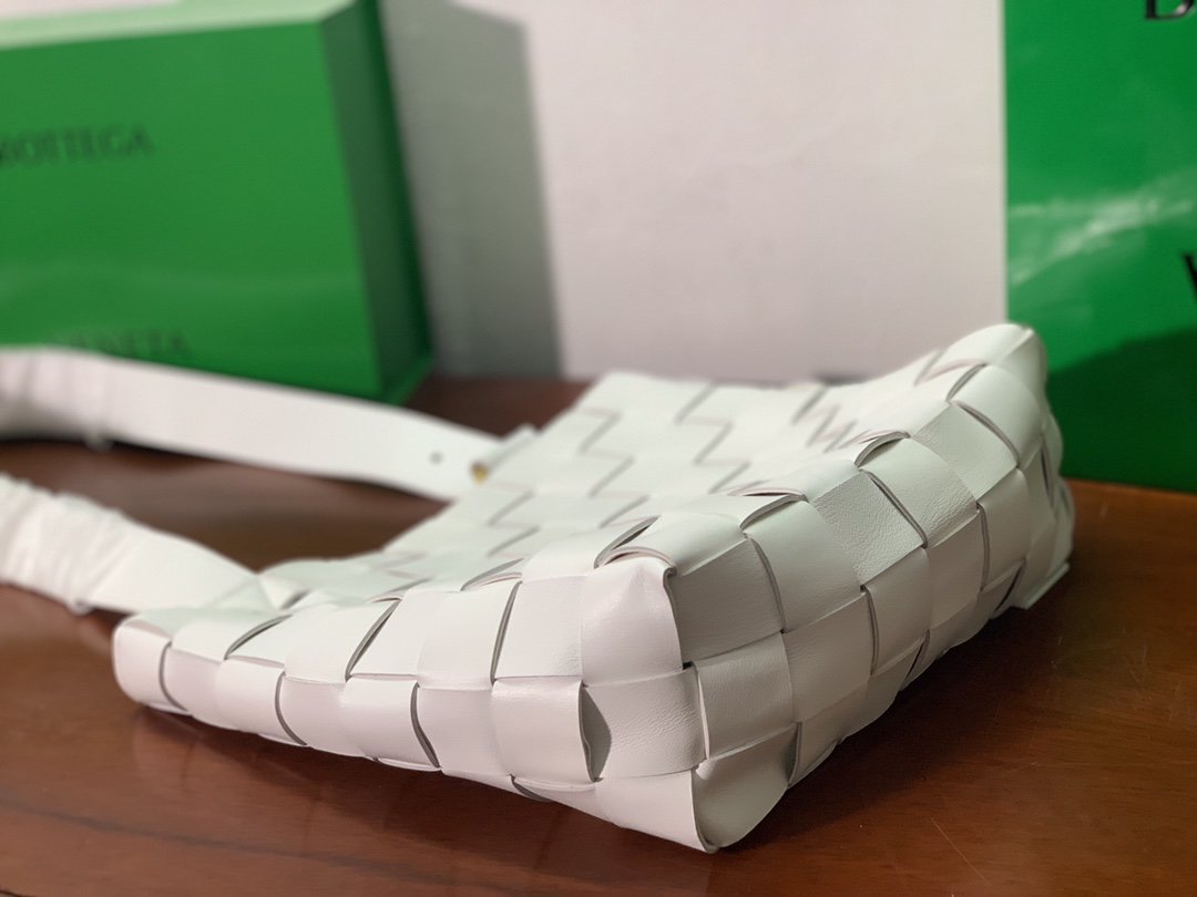 B0tt*ga Ven*ta Shoulder Bag Nappa White, For Women, Women’s Bags 12.9in/33cm