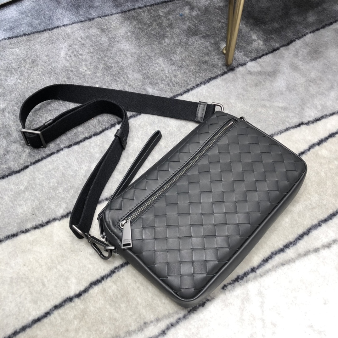 B0tt*ga Ven*ta Classic Intrecciato Black, For Women, Women’s Bags 9.6in/24.5cm