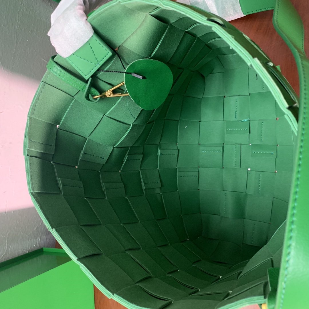 B0tt*ga Ven*ta Shoulder Bag Nappa Green, For Women, Women’s Bags 12.9in/33cm