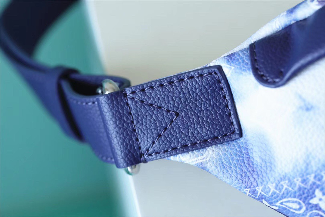 L0vis Vvtt0n Discovery Bumbag PM Monogram Blue For Men, Men’s Bags, Shoulder And Crossbody Bags 17.3in/44cm LV M20587