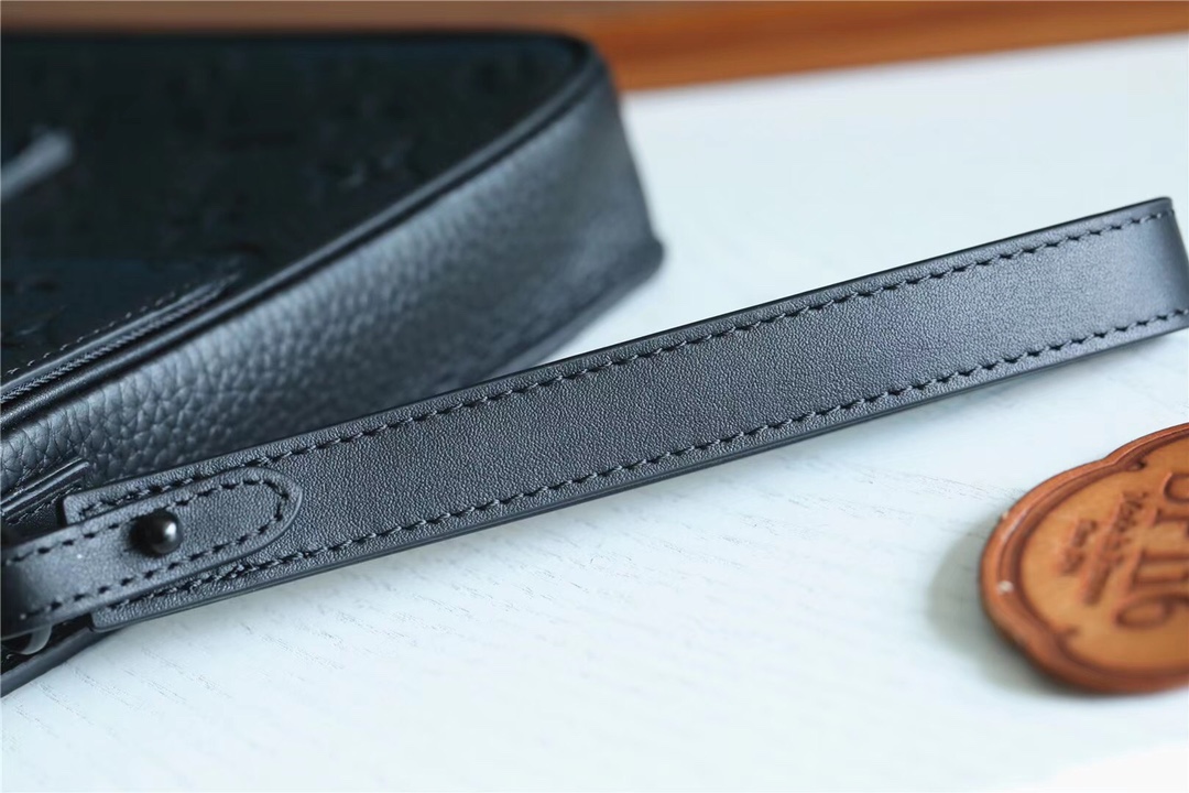 L0vis Vvtt0n S Lock A4 Pouch Taurillon Black For Men, Men’s Bags, Shoulder And Crossbody Bags 10.6in/27cm LV M80582