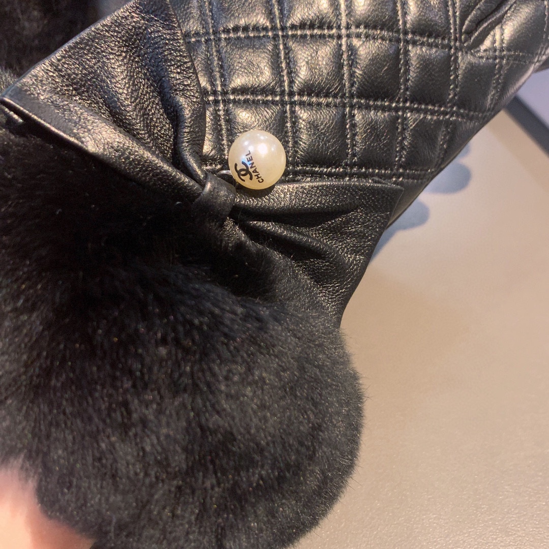 Ch**el Gloves In Black