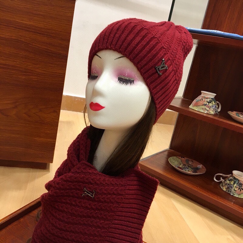 L0vis Vvtt0n Beanie & Scarf Set In Red