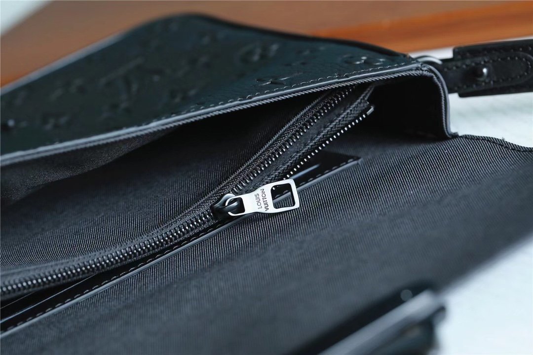 L0vis Vvtt0n S Lock A4 Pouch Taurillon Black For Men, Men’s Bags, Shoulder And Crossbody Bags 10.6in/27cm LV M80582