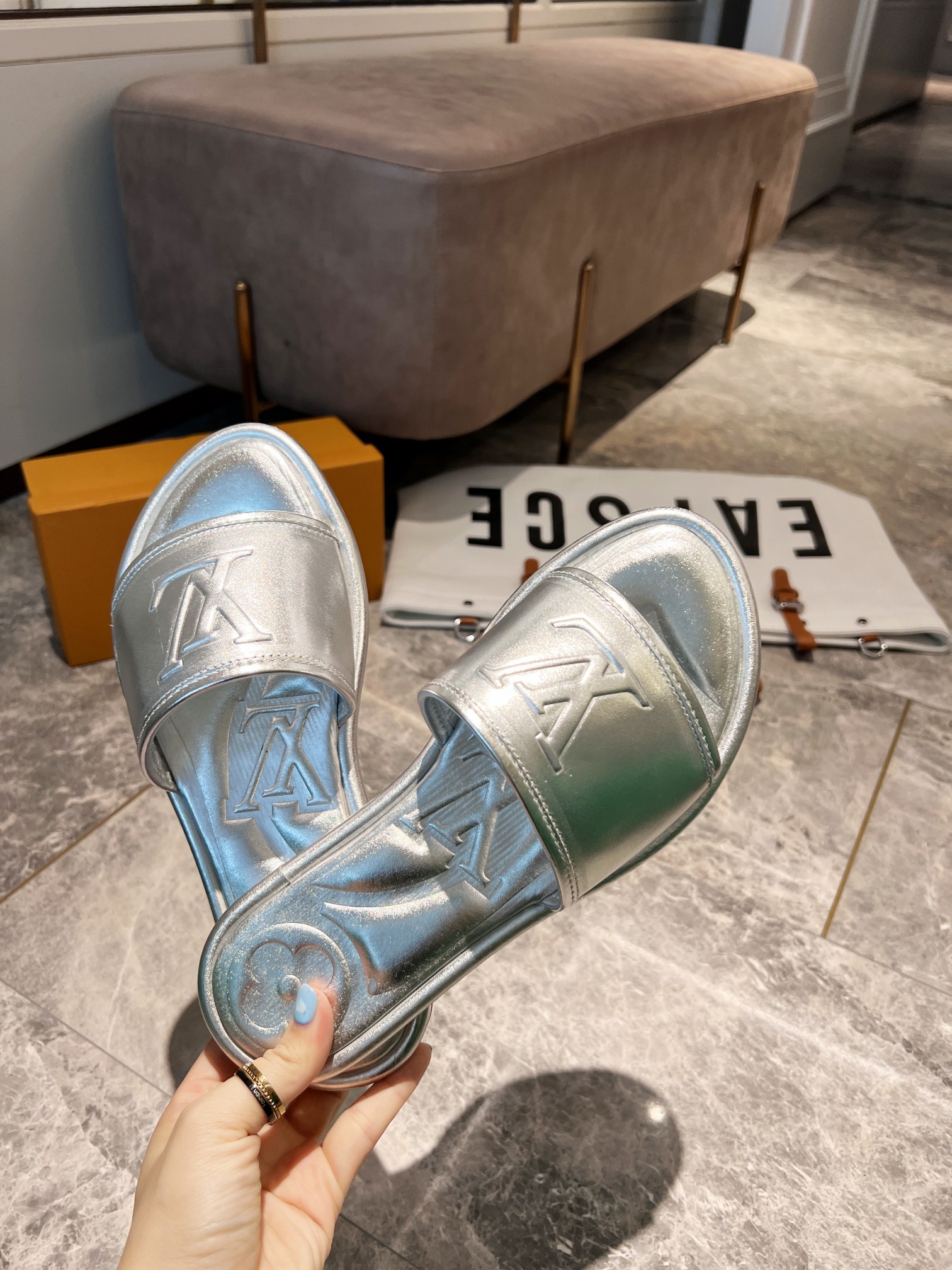 L0vis Vvtt0n Women’s Magnetic Flat Mule Sliver For Women LV 1AA1KZ