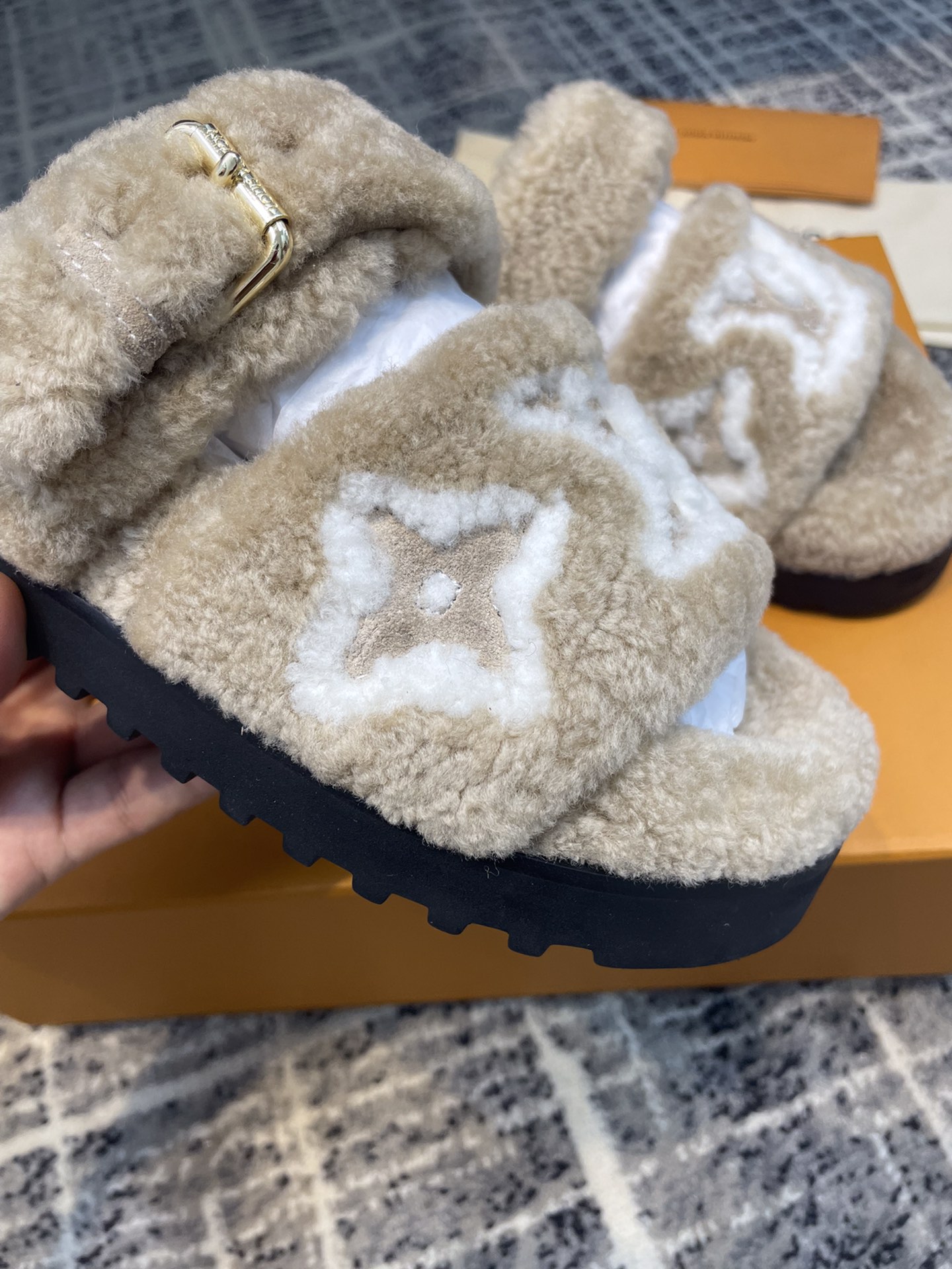 L0vis Vvtt0n Women’s Paseo Flat Comfort Mule Beige For Women LV