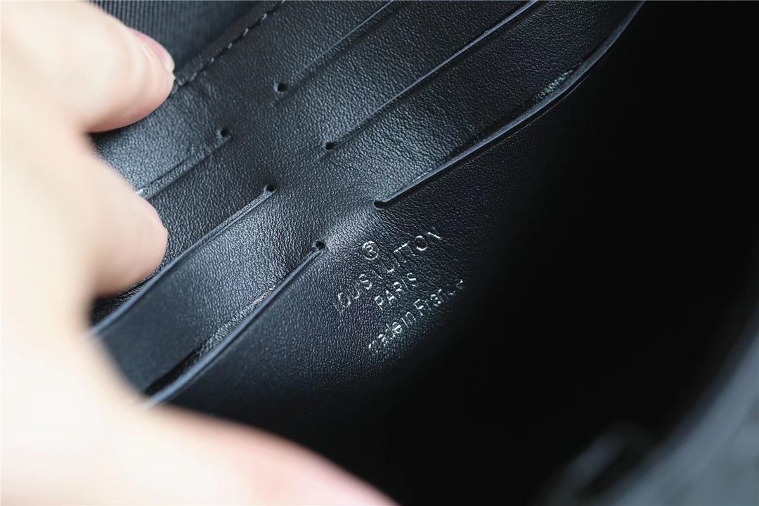 L0vis Vvtt0n S Lock A4 Pouch Taurillon Black For Men, Men’s Bags, Shoulder And Crossbody Bags 10.6in/27cm LV M80582