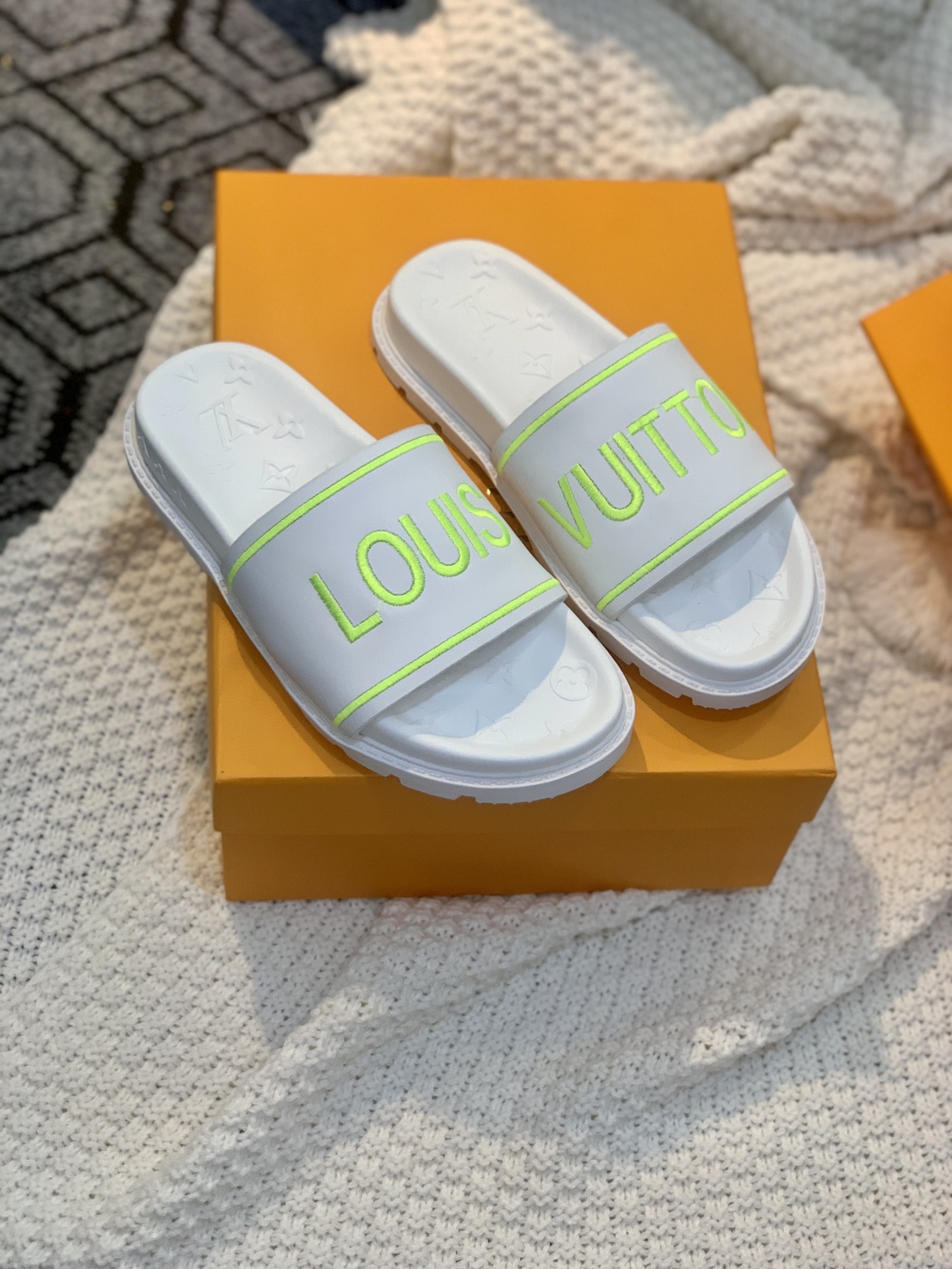 L0vis Vvtt0n Women’s Pool Pillow Flat Comfort Mule White For Women LV