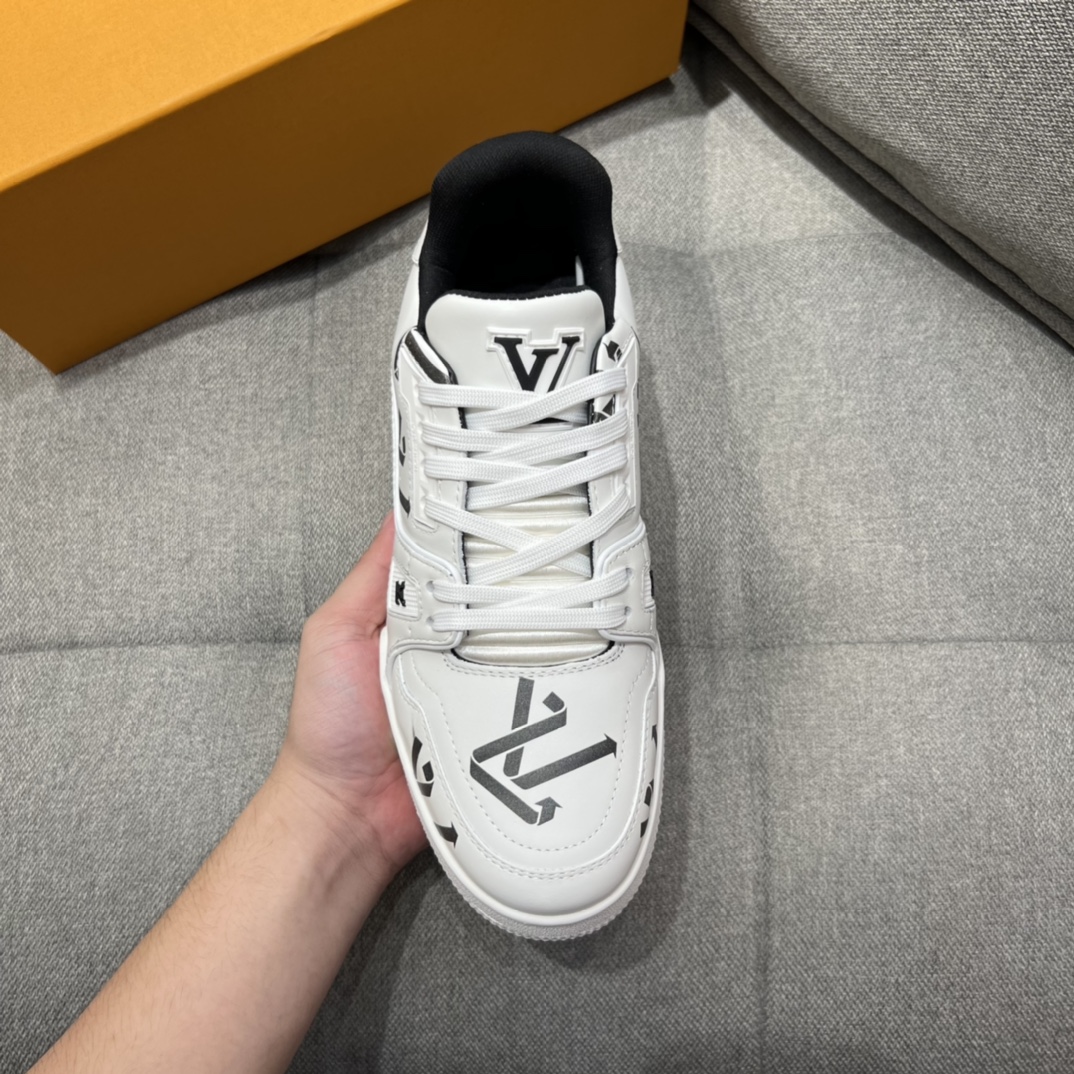 L0vis Vvtt0n LV Trainer Sneaker Black For Men LV 1AAGY7