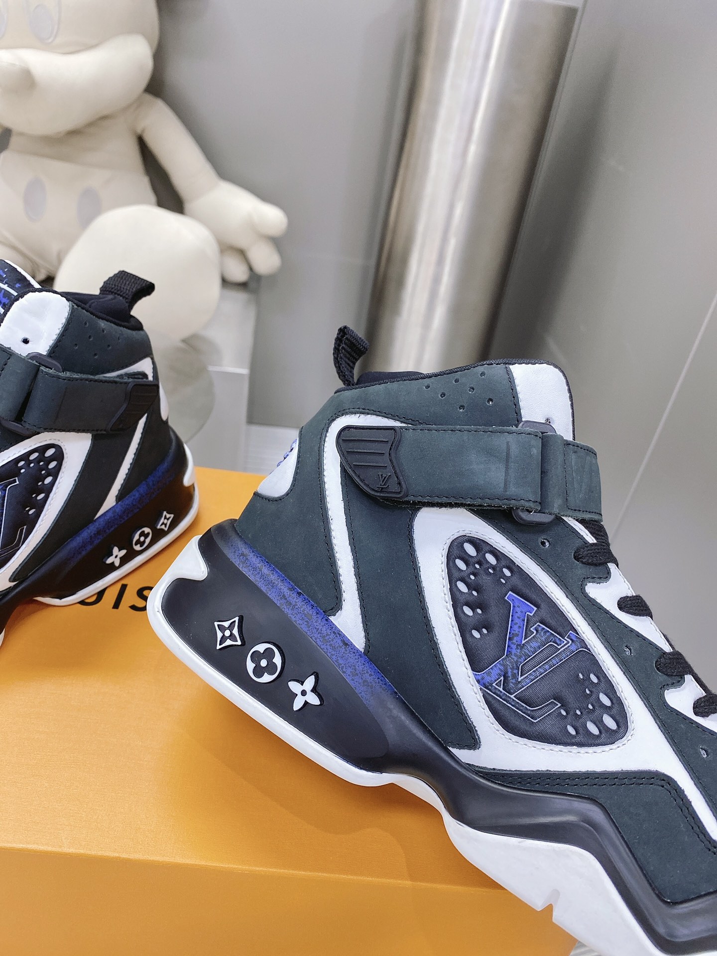 L0vis Vvtt0n Women’s Sneaker LV Trainer 2 Black For Women LV