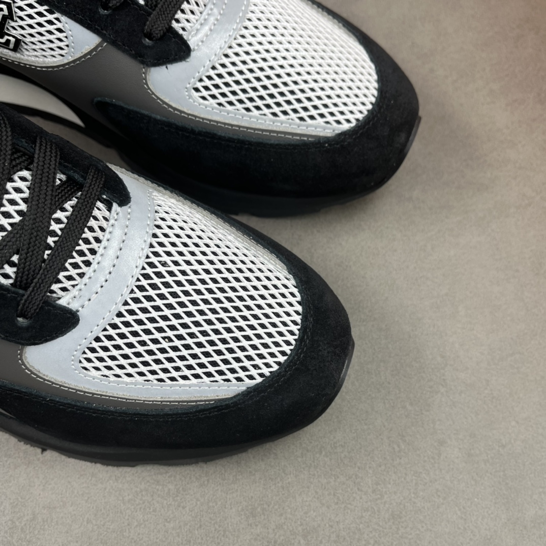 L0vis Vvtt0n Run Away Sneaker Black For Men LV 1A9J17