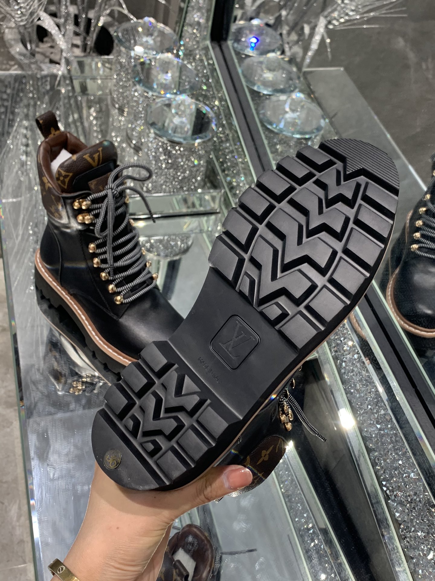 L0vis Vvtt0n Women’s Territory Flat Military Boots Black For Women LV 1A958N