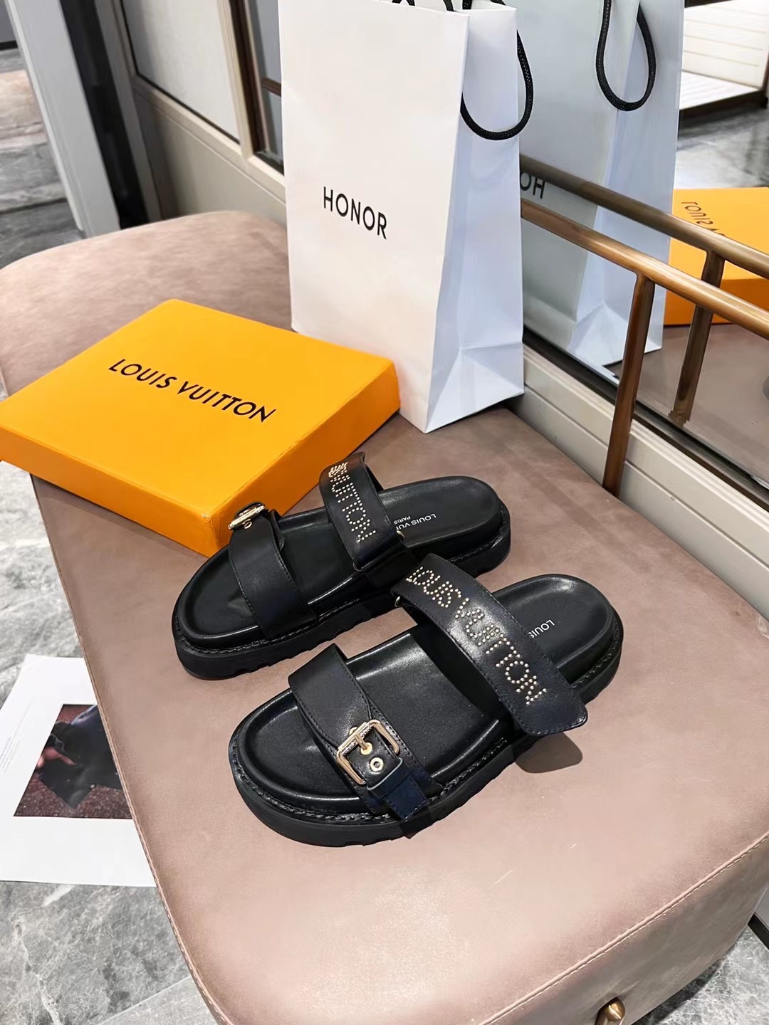 L0vis Vvtt0n Women’s Bom Dia Flat Mule Black For Women LV