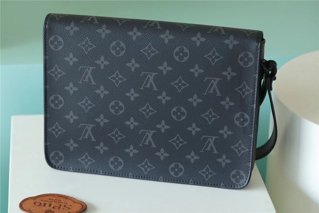 L0vis Vvtt0n S Lock A4 Pouch Taurillon Black For Men, Men’s Bags, Shoulder And Crossbody Bags 10.6in/27cm LV