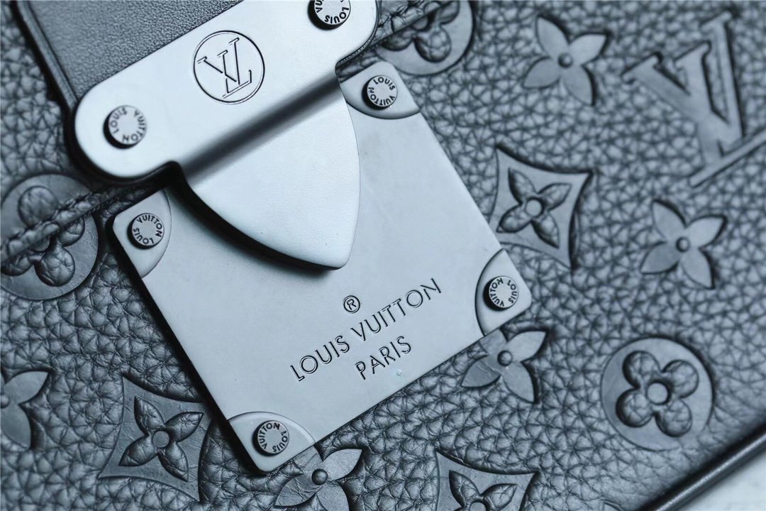 L0vis Vvtt0n S Lock A4 Pouch Taurillon Black For Men, Men’s Bags, Shoulder And Crossbody Bags 10.6in/27cm LV M80582