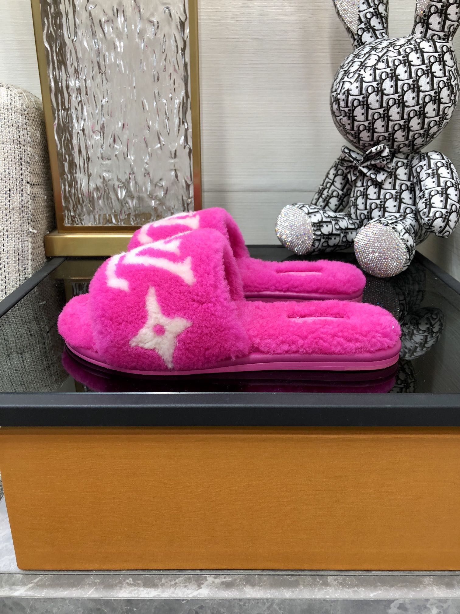 L0vis Vvtt0n Women’s Magnetic Flat Mule Pink For Women LV