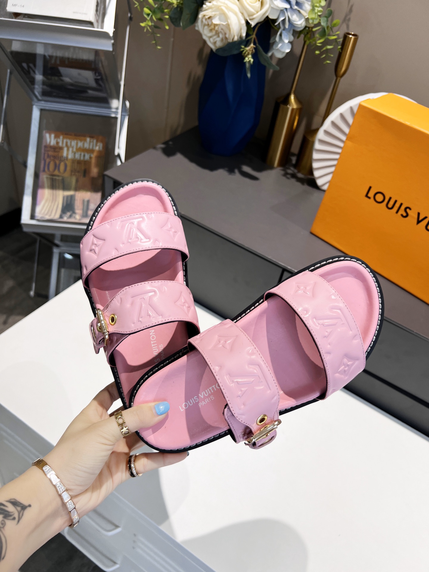 L0vis Vvtt0n Women’s Bom Dia Flat Mule Pink For Women LV