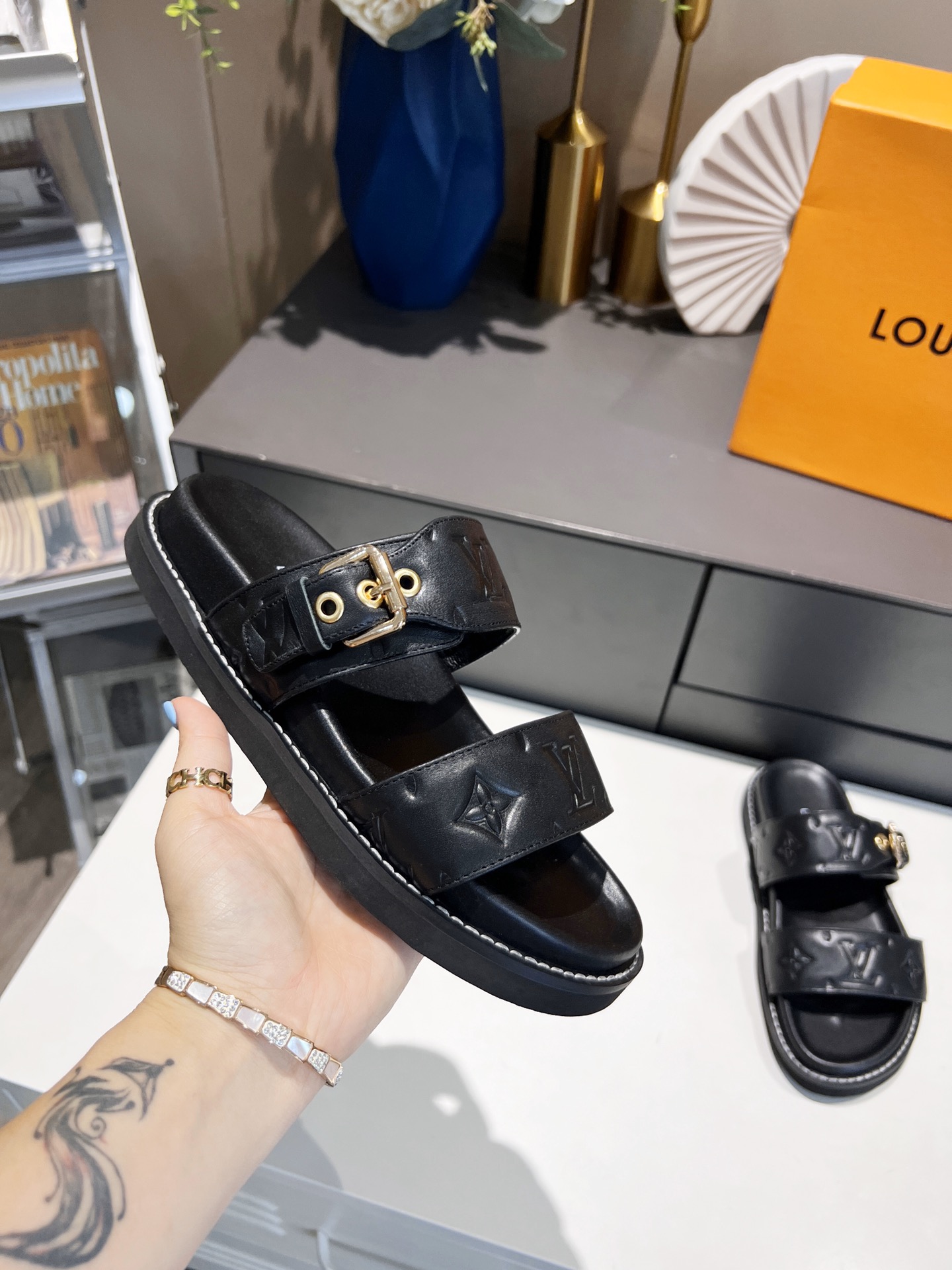 L0vis Vvtt0n Women’s Bom Dia Flat Mule Black For Women LV