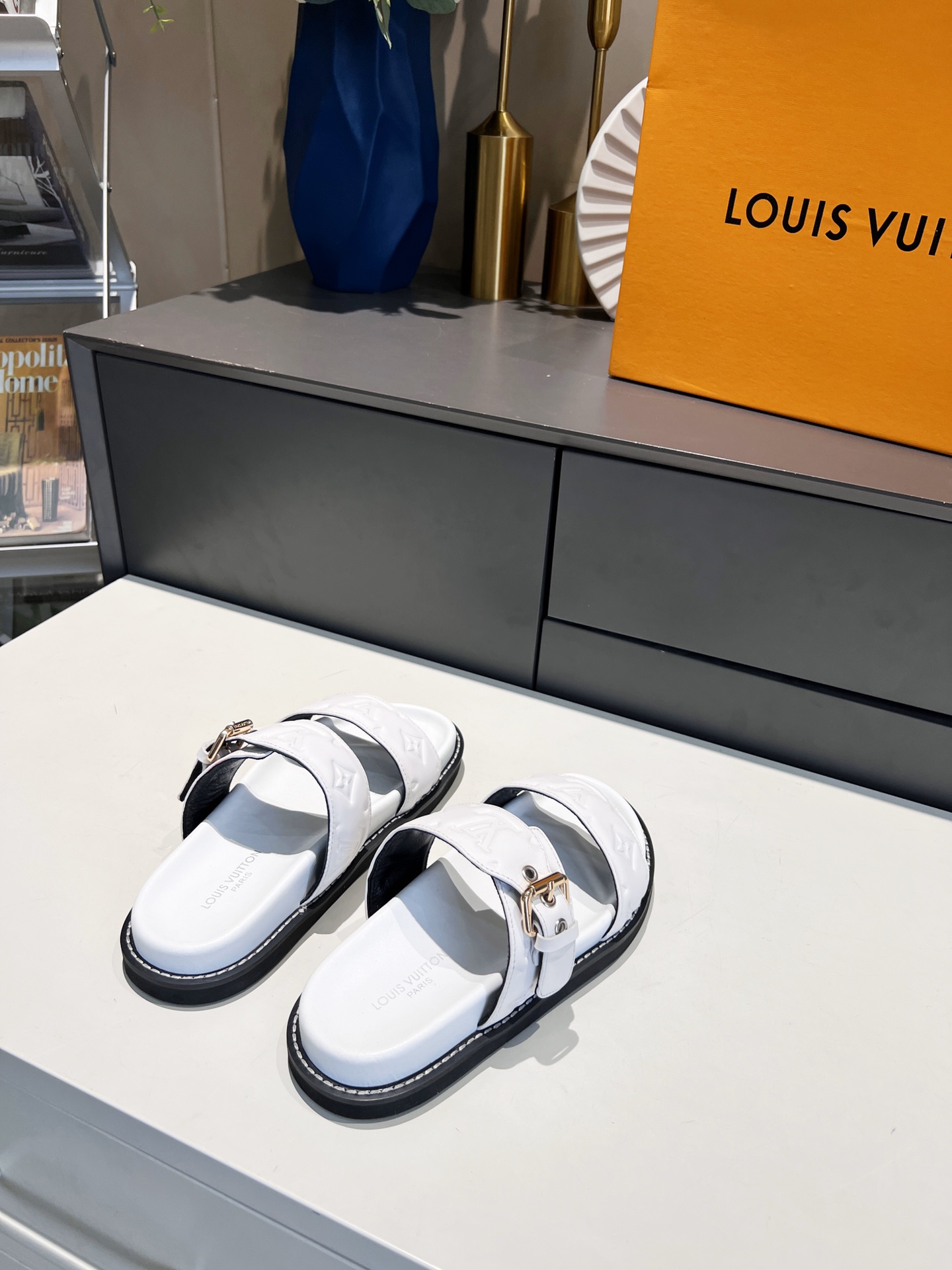 L0vis Vvtt0n Women’s Bom Dia Flat Mule White For Women LV