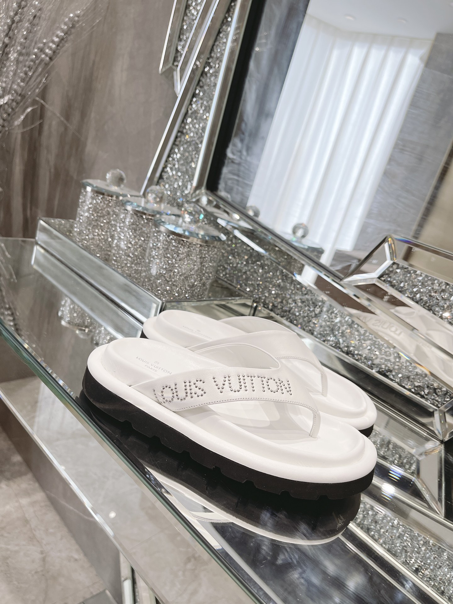 L0vis Vvtt0n Women’s The Pool Pillow Flat Comfort Thong White For Women LV 1AABFK