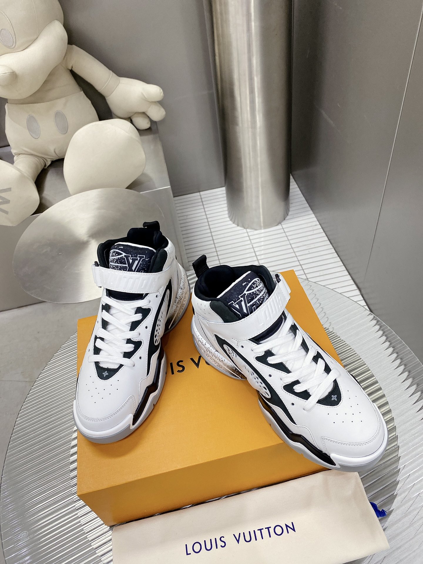 L0vis Vvtt0n Women’s Sneaker LV Trainer 2 White For Women LV